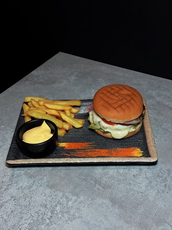 Бургер с говяжьей котлетой