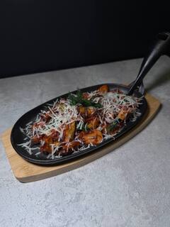 Горячая сковородка с курицей и кабачками 